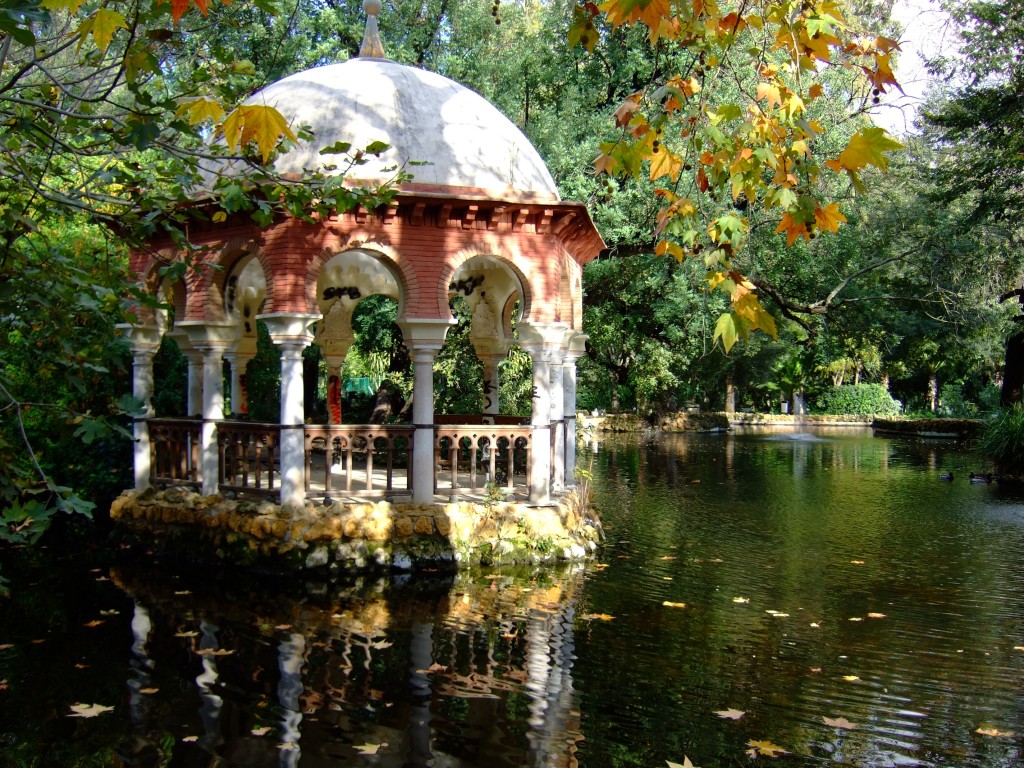 Glorieta-junto-al-lago-en-el-Parque-Maria-Luisa-en-Sevilla